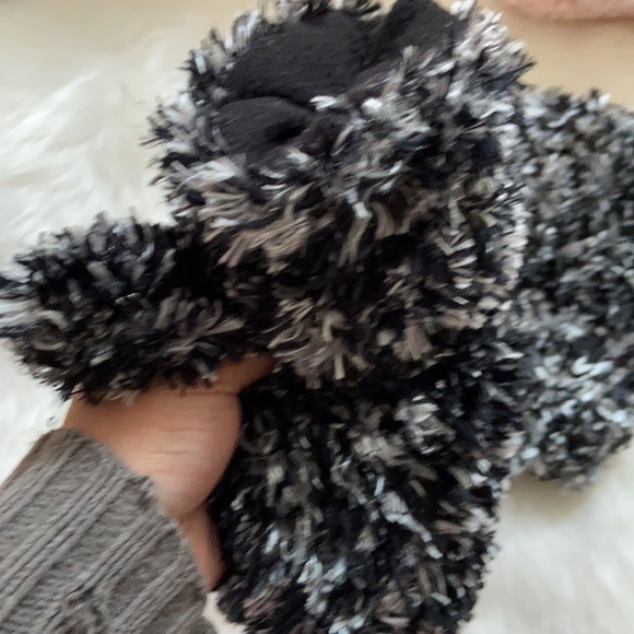 Black & grey fuzzy mitts - Picture 2 of 2